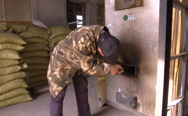我们在店子乡政府锅炉房看到，，，，锅炉内正在使用生物质颗粒燃料加热取暖和。。。。。店子乡事情职员告诉我们，，，，生物质燃料与古板的煤炭相比，，，，十分的环保利便。。。。。